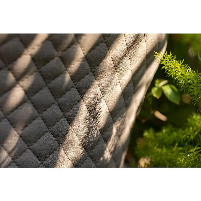 Stapelsessel - Stapelbar, Beige, B x T x H: 64,8 x 59,7 x 83 cm - Nahaufnahme eines gesteppten, grauen Outdoor-Kissens mit Schattenwurf, neben grünen Pflanzen, ideal für Gartenmöbel.