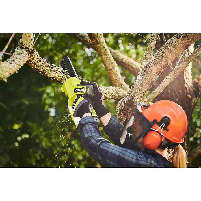 Ryobi ONE+ Akku-Astsäge RY18PS15A-0 - 18 V, Li-Ionen, Ohne Akku, Schwertlänge: 15 cm - Eine Person benutzt eine RYOBI Akku-Kettensäge zum Beschneiden eines Baumes, geschützt mit Helm und Handschuhen.