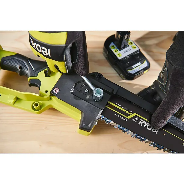 Ryobi ONE+HP Akku-Astsäge RY18PSX20A-0 - Li-Ionen, Ohne Akku, Schwertlänge: 20 cm - Nahaufnahme einer Ryobi Akku-Kettensäge, die von einer Person mit Handschuhen montiert wird.
