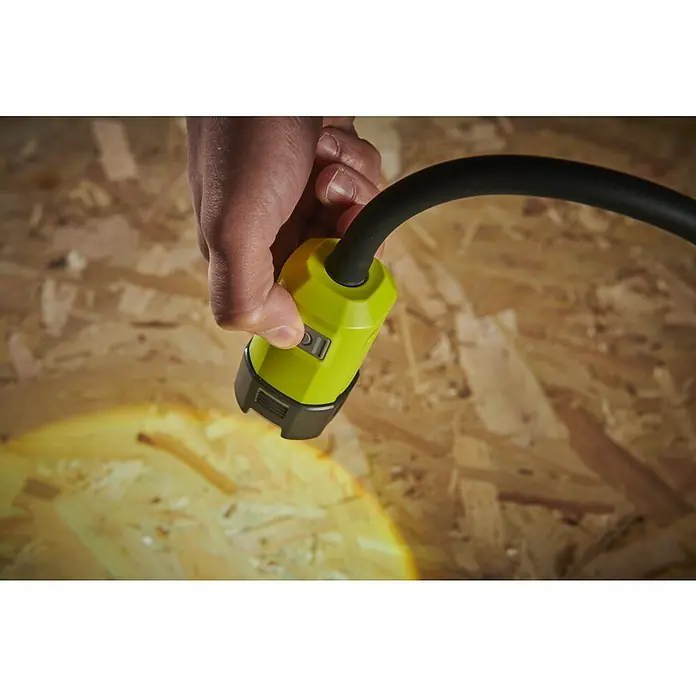 Ryobi ONE+ LED-Akkustrahler RLCF18-0 - 400 lm - Eine Hand bedient die gelbe Ryobi Arbeitsleuchte mit flexiblem Hals und wirft einen hellen Schein auf eine Holzoberfläche.