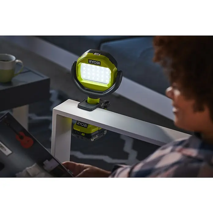 Ryobi ONE+ LED-Akkustrahler RLCL18-0 - 18 V, Ohne Akku, 800 lm - Ryobi LED-Arbeitsleuchte mit Clip, ideal für Heimwerker. Sie bietet helles Licht und einfache Befestigung.