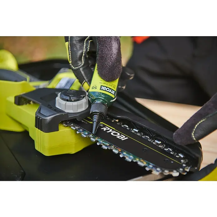 Ryobi ONE+ Akku-Astsäge RY18PS15A-0 - 18 V, Li-Ionen, Ohne Akku, Schwertlänge: 15 cm - Ein RYOBI Akku-Kettensäge wird mit Kettenöl geschmiert, um die Leistung zu verbessern und die Lebensdauer zu verlängern.