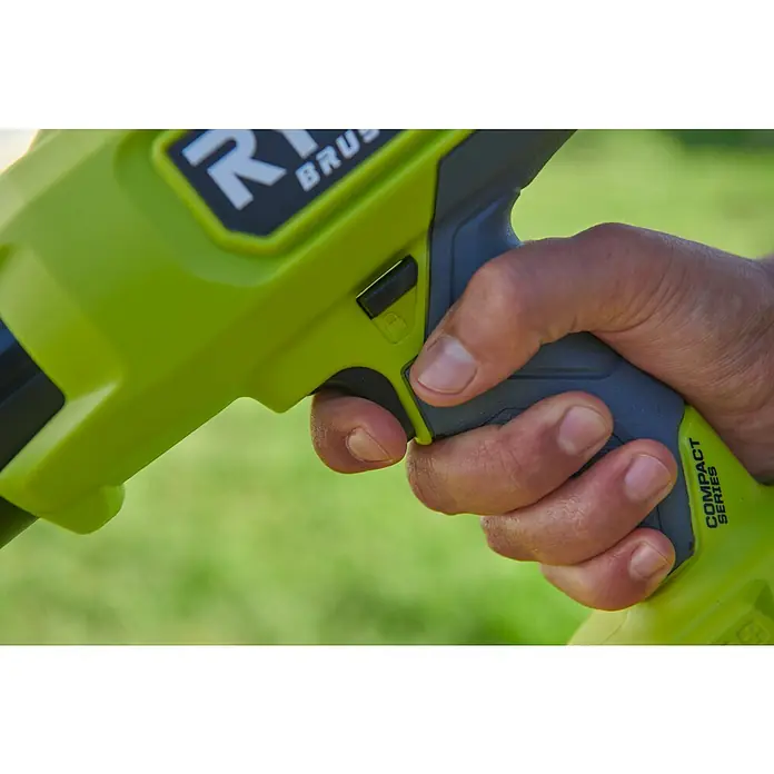 Ryobi ONE+ Akku-Laubbläser RY18BLCXA-0 - 18 V, Ohne Akku, Blasgeschwindigkeit: 241,4 km/h, Blasleistung: 6,51 m³/min - Nahaufnahme eines Ryobi-Gartengeräts, das von einer Hand bedient wird, Fokus auf Ergonomie und Design für den Benutzerkomfort.
