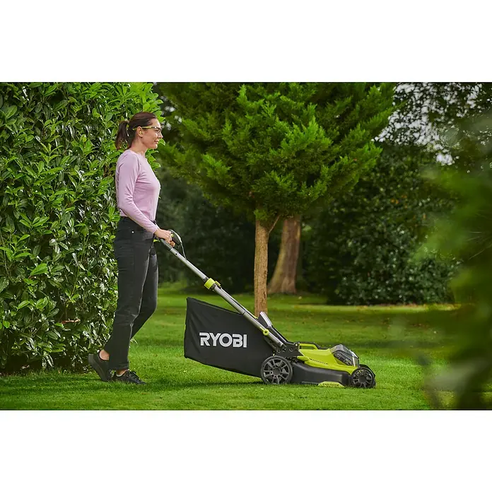 Ryobi ONE+ Akku-Rasenmäher RY18LMX40C-0 - 18 V, Ohne Akku, Schnittbreite: 40 cm - Frau bedient einen RYOBI Rasenmäher im Garten.
