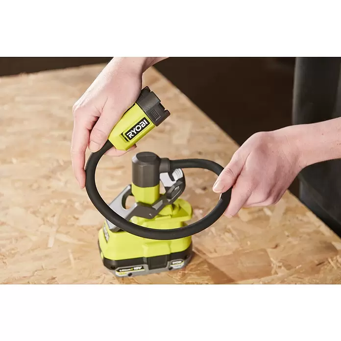 Ryobi ONE+ LED-Akkustrahler RLCF18-0 - 400 lm - Hände biegen den flexiblen Hals einer limettengrünen und schwarzen Ryobi Arbeitsleuchte mit Akku.