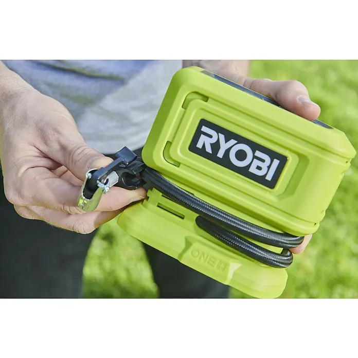 Ryobi ONE+ Akku-Kompressor RPI18-0 - 18 V, Ohne Akku, 10,3 bar - Nahaufnahme einer Ryobi ONE+ Akku-Luftpumpe in der Hand, ideal zum Aufpumpen von Reifen und kleinen Gegenständen.