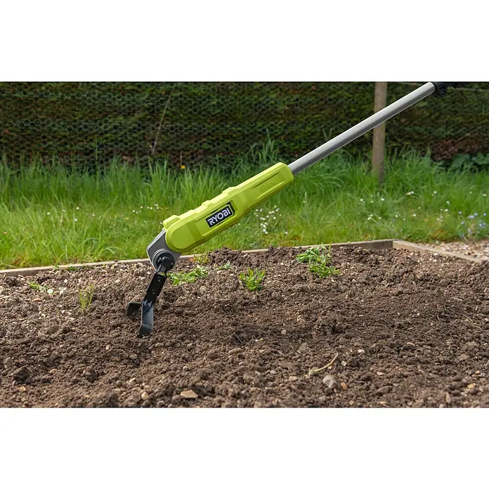 Ryobi ONE+ Akku-Bodenhacke RY18GHA - 18 V, Anzahl Akkus: Ohne Akku, Li-Ionen - Der Ryobi Kultivator lockert den Boden eines Gemüsebeets auf. Das Gerät hat einen grünen Griff und einen langen silbernen Stab.
