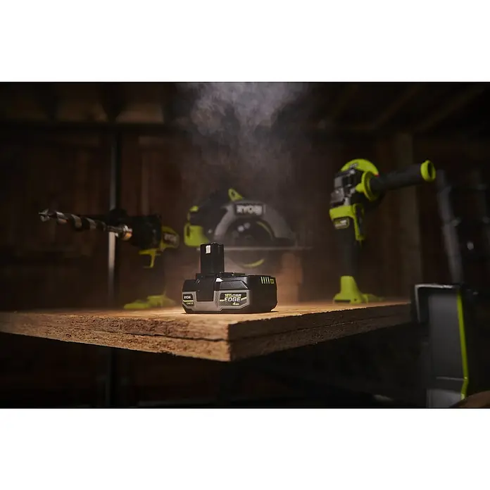 Ryobi ONE+ Akku Edge RB1840E - 18 V, 4 Ah - Ryobi-Akkupack mit 18V Lithium Edge 4Ah, der Energie für eine Vielzahl von Ryobi-Werkzeugen liefert, im Vordergrund.