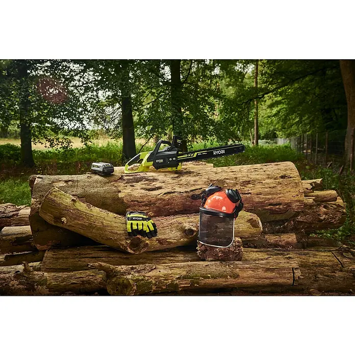 Ryobi Max Power Akku-Kettensäge RY36CSX50A-0 - 36 V, Li-Ionen, Ohne Akku, Schwertlänge: 50 cm - RYOBI Akku-Kettensäge mit Zubehör auf einem Baumstamm im Wald. Ideal für Baumpflegearbeiten.