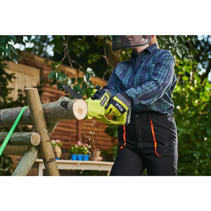 Ryobi ONE+ Akku-Astsäge RY18PS15A-0 - 18 V, Li-Ionen, Ohne Akku, Schwertlänge: 15 cm - Eine Person, die eine Ryobi-Kettensäge zum Schneiden eines Baumstamms im Freien benutzt.