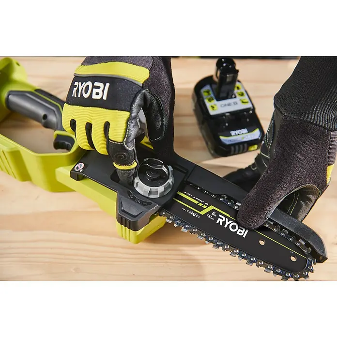 Ryobi ONE+ Akku-Astsäge RY18PS15A-0 - 18 V, Li-Ionen, Ohne Akku, Schwertlänge: 15 cm - Detailaufnahme einer Ryobi Akku-Kettensäge, die die Spannung der Kette mit einer Hand verstellt. Die Säge ist gelb und schwarz.