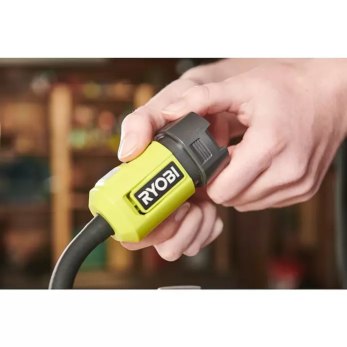Ryobi ONE+ LED-Akkustrahler RLCF18-0 - 400 lm - Hand verbindet grünes und schwarzes RYOBI Elektrowerkzeugzubehör mit schwarzem Kabel.