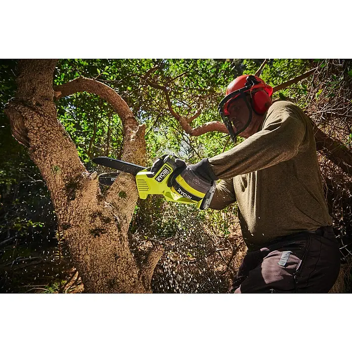 Ryobi ONE+HP Akku-Astsäge RY18PSX20A-0 - Li-Ionen, Ohne Akku, Schwertlänge: 20 cm - Ein Mann, der einen Baum mit einer RYOBI Akku-Kettensäge schneidet.
