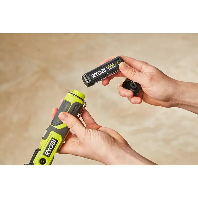 Ryobi 4V USB Akku-Taschenlampe RLP4 - 4 V, 1 Akku, Lichtstrom: 640 lm - Nahaufnahme eines Ryobi-Schraubendrehers mit USB-Akku, der in der Hand gehalten wird.