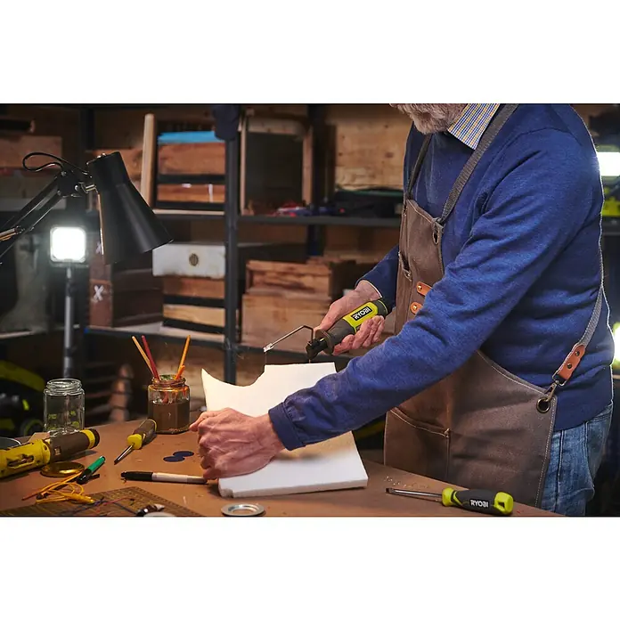 Ryobi 4V USB Akku-Heißdrahtschneider RHC4 - 4 V, Ohne Akku - Mann beim Schneiden von Schaumstoff mit einem RYOBI-Werkzeug. Ideal für Bastelprojekte und Heimwerkerarbeiten mit Präzision.