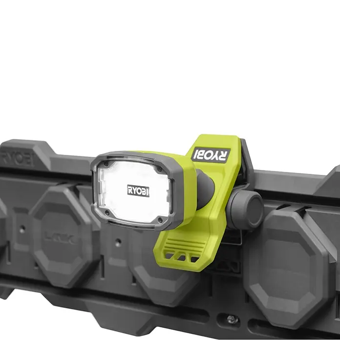 Ryobi 4V USB LED-Akkustrahler RLC4-0 - 1.000 lm - Nahaufnahme der RYOBI LINK LED-Arbeitsleuchte, die an einem LINK-Wandsystem befestigt ist.