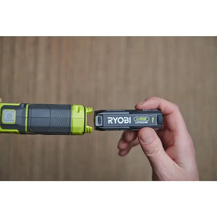 Ryobi 4V USB Akku-Stableuchte RLI4-120G - 4 V, 1 Akku, 2 Ah - Ryobi USB-Lithium-Akku wird in ein Ryobi-Werkzeug eingesetzt. Der Akku ist schwarz mit USB-Anschluss und 2,0 Ah Kapazität.