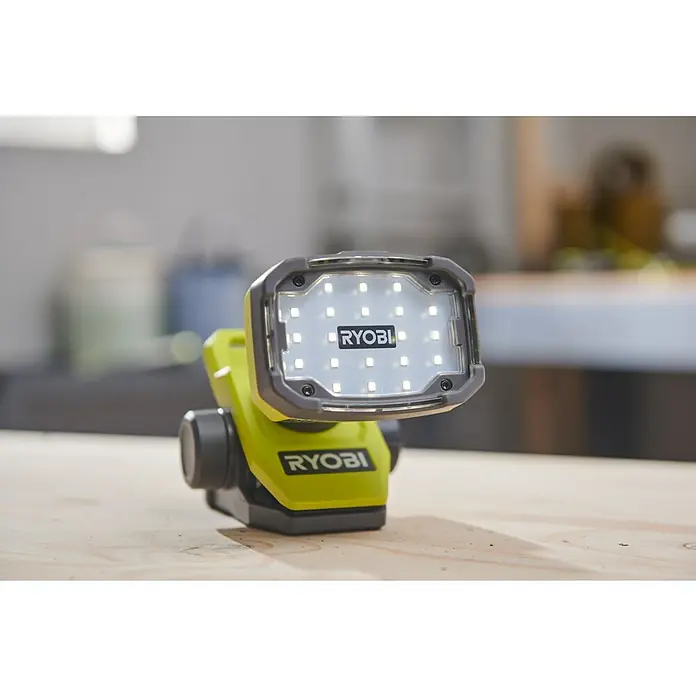 Ryobi 4V USB LED-Akkustrahler RLC4-0 - 1.000 lm - Nahaufnahme einer RYOBI LED-Arbeitsleuchte mit hellem Licht und robustem Design, ideal für Baustellen und Heimwerkerprojekte.