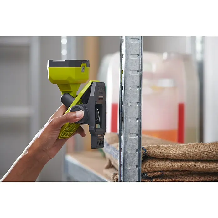 Ryobi 4V USB LED-Akkustrahler RLC4-0 - 1.000 lm - Nahaufnahme einer Hand, die eine Ryobi-Akku-Klemmleuchte an einem Regal befestigt, ideal für Werkstätten oder Lager.