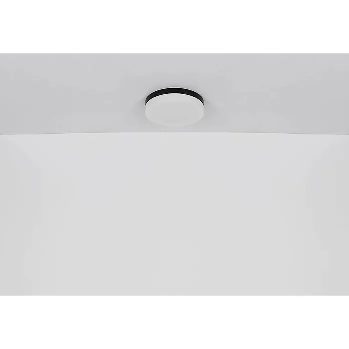 Globo Plafón para pared y techo exterior Vranos - 60 W, Ø x Al: 30 x 6,5 cm, Negro, IP44 - Primer plano de una lámpara de techo redonda con borde negro sobre un techo blanco. La lámpara emite luz suave.