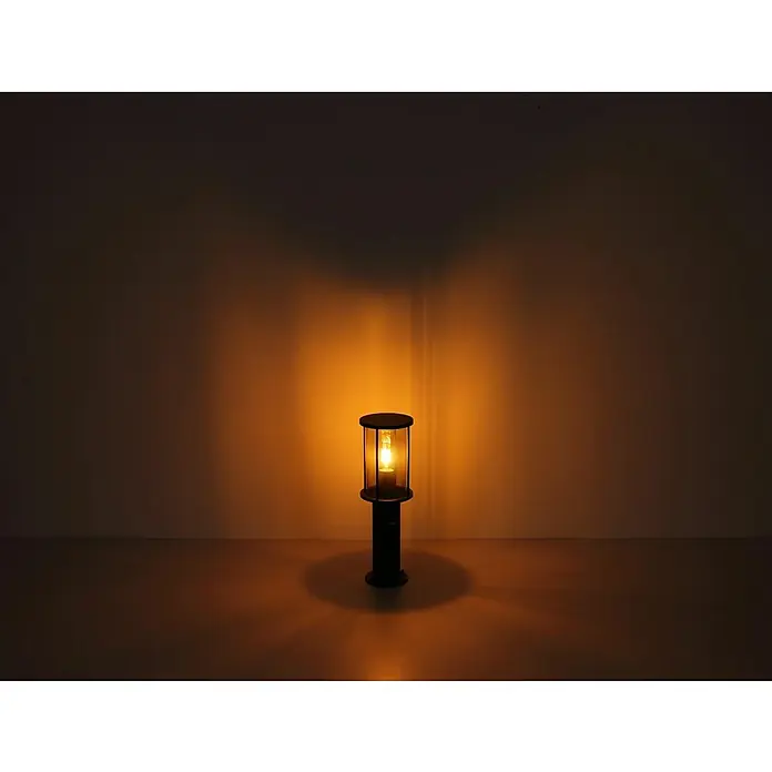 Globo Außensockelleuchte Gracey - Ohne Sensor, 60 W, IP54, Höhe: 45 cm - Nahaufnahme einer eleganten schwarzen Gartenlampe, die warmes Licht in einem dunklen Raum ausstrahlt.