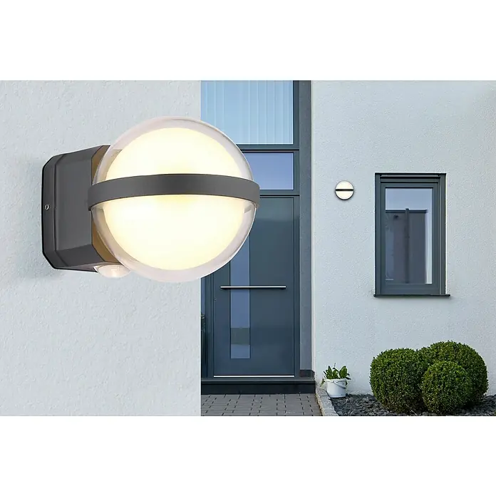 Globo LED-Außenleuchte Illi - Farbe Gehäuse: Schwarz, IP54, 12 W - Eine moderne, kugelförmige Wandleuchte mit Bewegungsmelder, die ein helles, einladendes Licht für den Außenbereich bietet.