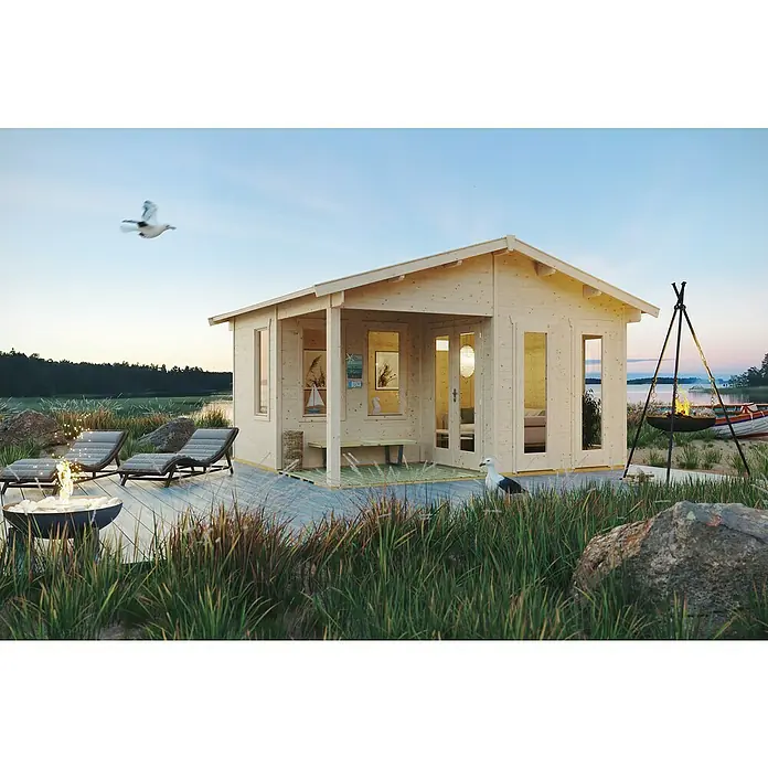 SKAN HOLZ Gartenhaus Utrecht - Außenmaß inkl. Dachüberstand (B x T): 520 x 440 cm, Holz, Natur - Ein helles Holzhaus mit Terrasse, Feuerstelle und Blick auf einen ruhigen See bei Sonnenuntergang. Gemütliches Ambiente für entspannte Stunden.