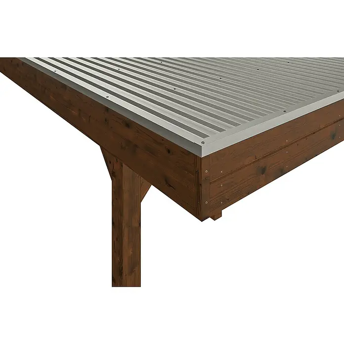 SKAN HOLZ Carport Friesland Hybrid Set 11 - Außenmaß inkl. Dachüberstand (B x T): 3,14 x 5,55 m, Einzelcarport, Nussbaum, Mit Rück- und Seitenwand - Nahaufnahme eines Holzpavillons mit einem Dach aus gewelltem Metall, das auf stabilen Holzpfosten ruht.