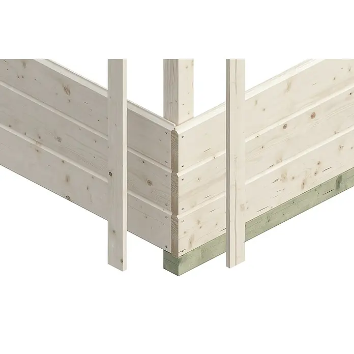 SKAN HOLZ Gartenhaus Dilbeek - Außenmaß inkl. Dachüberstand (B x T): 553 x 380 cm, Holz, Natur - Detailansicht einer Holzhütte-Konstruktion mit präzisen Eckverbindungen und stabilen Holzstützen auf einem grünen Fundament.
