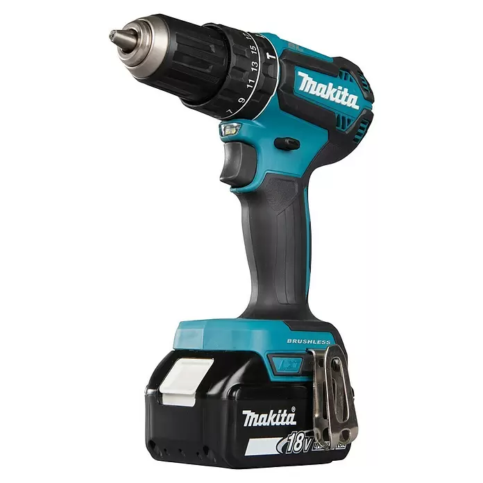 Makita LXT 18V Akku-Schlagbohrschrauber DHP485RFE - 18 V, 2 Akkus, 3 Ah, 50 Nm - Schwarz-türkiser Makita Akkubohrschrauber mit silbernem Bohrfutter, Akkupack und Gürtelclip.