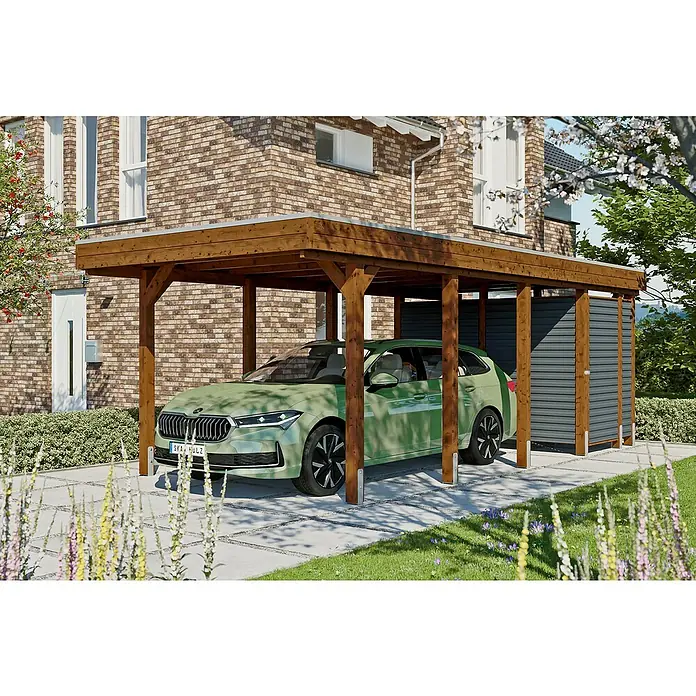 SKAN HOLZ Carport Friesland Hybrid Set 12 - Außenmaß inkl. Dachüberstand (B x T): 3,14 x 7,08 m, Einzelcarport, Nussbaum - Ein Carport aus Holz mit einem grünen Auto darunter, das vor einem Backsteinhaus parkt. Der Carport bietet Schutz und Stauraum.