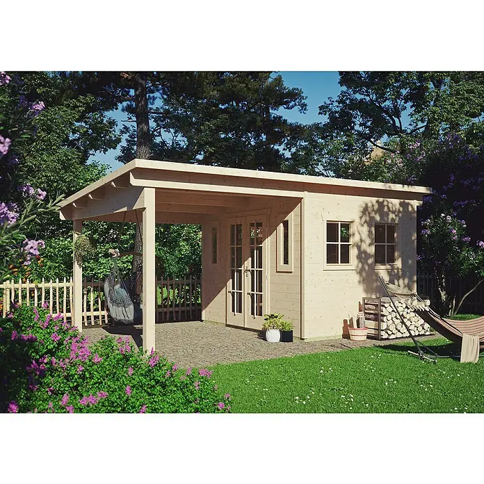 SKAN HOLZ Gartenhaus Dilbeek - Außenmaß inkl. Dachüberstand (B x T): 553 x 380 cm, Holz, Natur - Holzgartenhaus mit überdachter Terrasse, umgeben von Grün und Blumen. Der ideale Rückzugsort für entspannte Stunden im Freien.