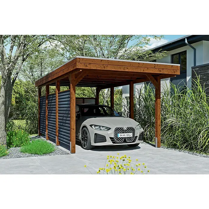 SKAN HOLZ Carport Friesland Hybrid Set 11 - Außenmaß inkl. Dachüberstand (B x T): 3,14 x 5,55 m, Einzelcarport, Nussbaum, Mit Rück- und Seitenwand - Ein modernes Carport aus Holz mit einer grauen Seitenwand und einem parkenden Auto. Das Carport bietet Schutz und wertet das Grundstück auf.