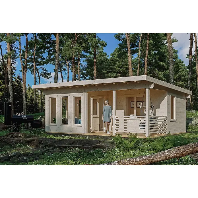SKAN HOLZ Gartenhaus Arnheim - Außenmaß inkl. Dachüberstand (B x T): 720 x 539 cm, Holz, Natur - Ein modernes Holzhaus mit Flachdach, großen Fenstern und einer überdachten Veranda, umgeben von Bäumen und Natur.