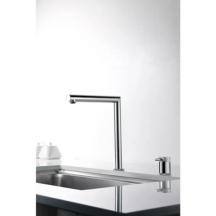 Imex Grifo de cocina escamoteable Itaca - Cromo - Elegante grifo de cocina cromado con diseño minimalista y dispensador de jabón a juego sobre una encimera moderna.