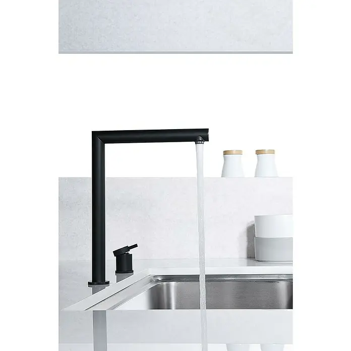 Imex Grifo de cocina escamoteable Itaca - Negro - Un grifo negro mate moderno con un diseño cuadrado y un chorro de agua claro, ideal para cocinas elegantes.