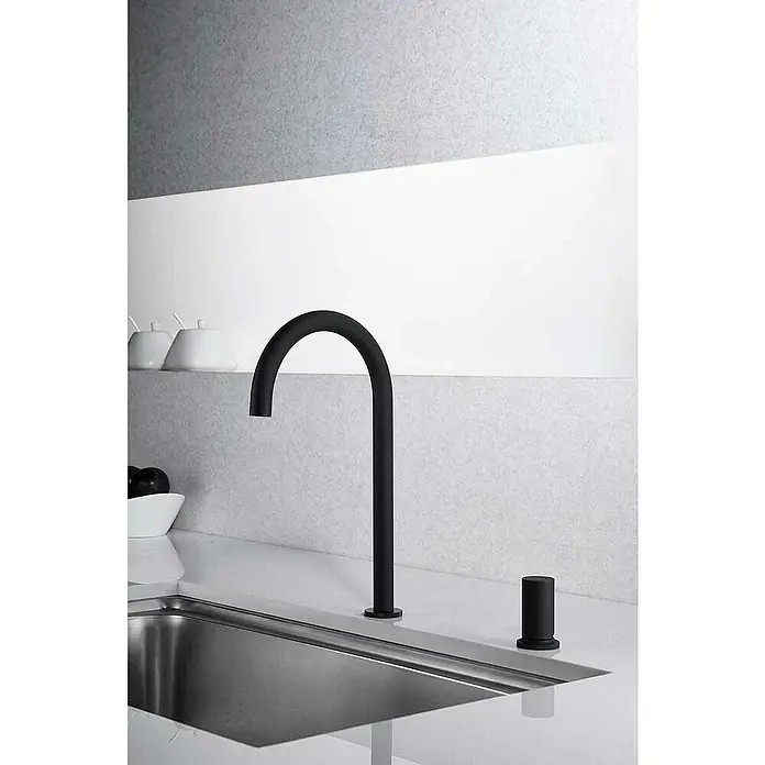 Imex Grifo de cocina Manacor - Negro - Elegante grifo de cocina negro mate con caño alto y maneta separada sobre una encimera moderna y minimalista.