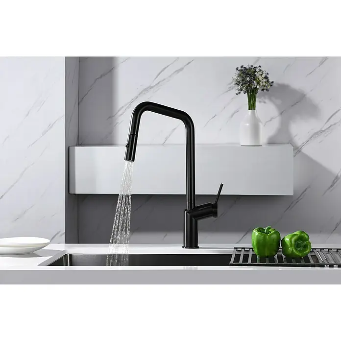 Imex Grifo de cocina extraíble Bonn - Black gun metal - Grifo de cocina negro con agua corriente, un complemento elegante para cualquier cocina moderna, rodeado de pimientos verdes.