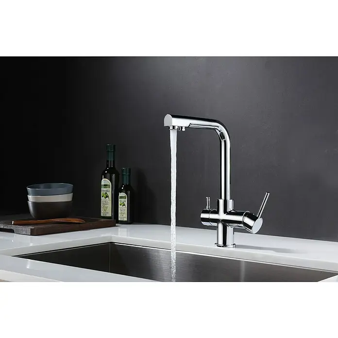 Imex Grifo de cocina ósmosis Marsella - Cromado - Elegante grifo de cocina cromado con agua corriente, flanqueado por botellas de aceite de oliva y cuencos, creando una elegante escena de cocina.
