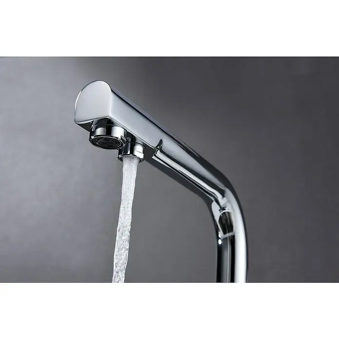 Imex Grifo de cocina ósmosis Marsella - Cromado - Primer plano de un grifo brillante con agua fluyendo, mostrando la elegancia del producto y su diseño funcional.