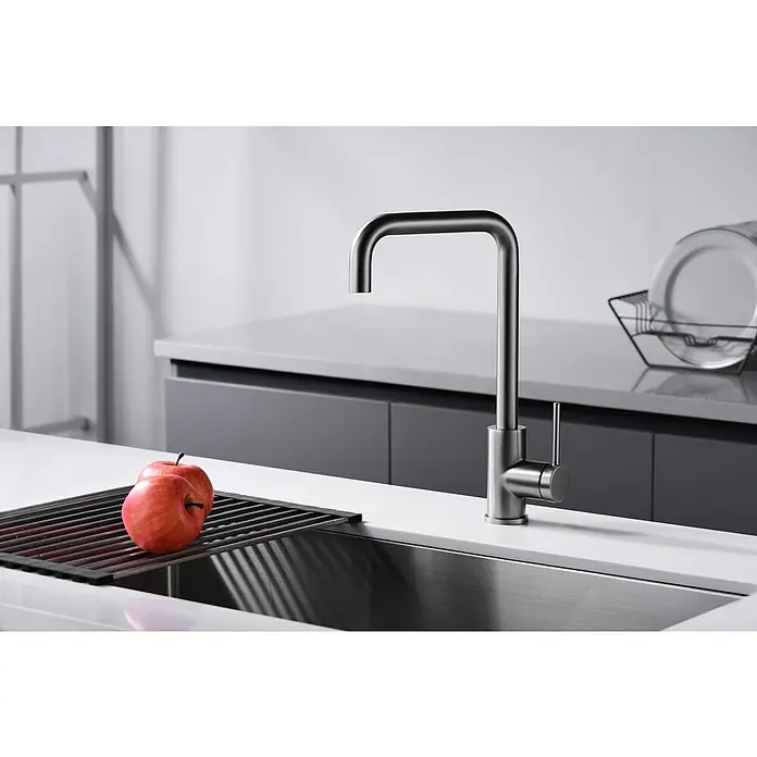 Imex Grifo de cocina Loira - Black gun metal - Primer plano de un moderno grifo de cocina de acero inoxidable, complementado con dos manzanas rojas y un escurridor.