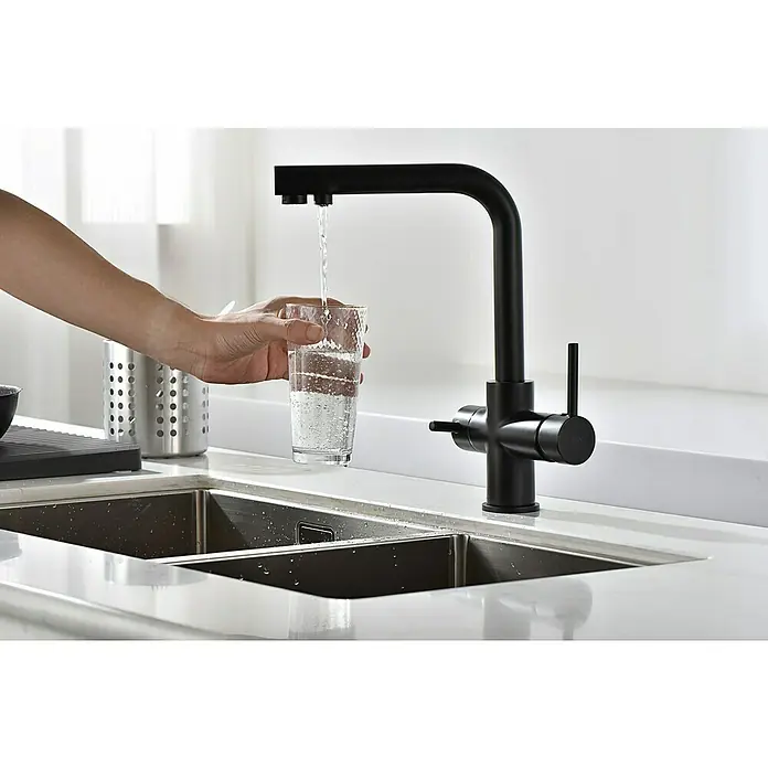 Imex Grifo de cocina ósmosis Marsella - Negro - Un moderno grifo negro mate llenando un vaso con agua fresca, mostrando un diseño elegante y funcionalidad en el entorno de la cocina.