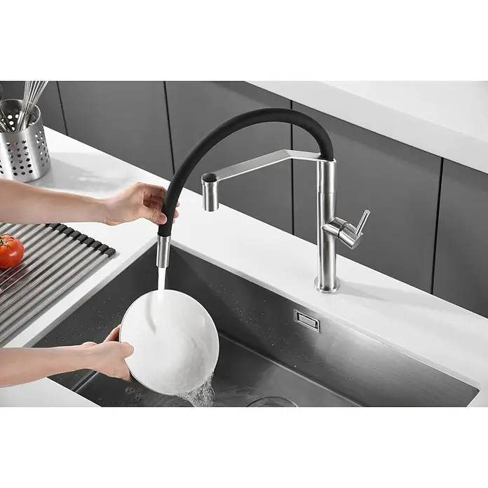 Imex Grifo de cocina flexible Deva - Negro/Cromo, Mate - Grifo de cocina moderno con caño flexible lavando un plato. Diseño práctico para el uso diario en la cocina.