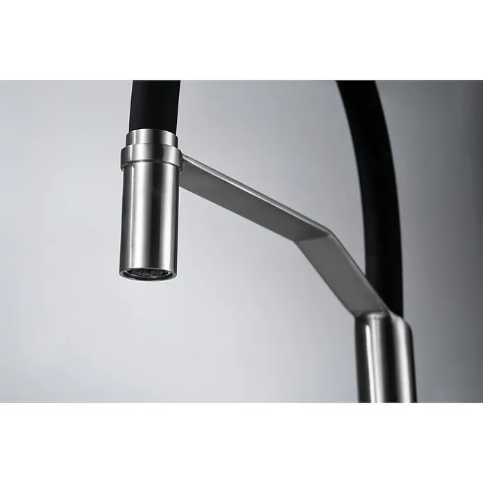 Imex Grifo de cocina flexible Deva - Negro/Cromo, Mate - Primer plano de un grifo de cocina de acero inoxidable cepillado y goma negra. El diseño minimalista se integra perfectamente en cocinas modernas.