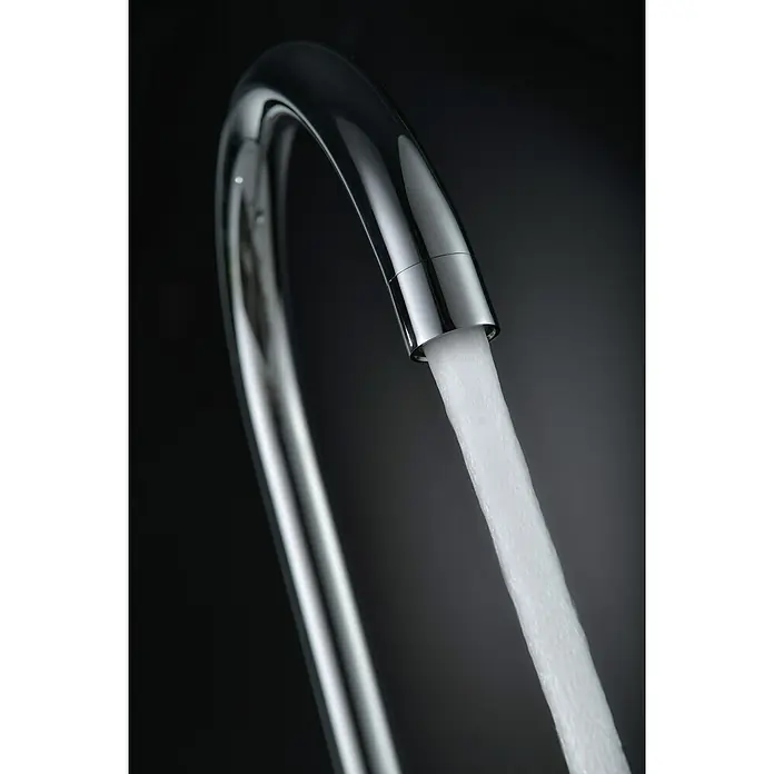 Imex Grifo de cocina Lyon - Cromo - Primer plano de un grifo brillante con agua que fluye, sobre un fondo oscuro. Diseño de baño elegante para baños modernos.