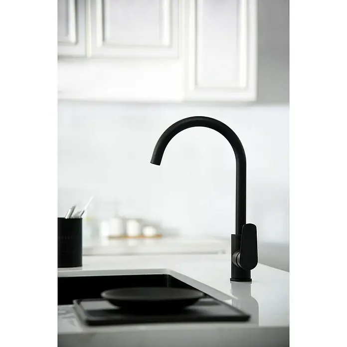 Imex Bélgica Grifo de cocina - Negro - Primer plano de un elegante grifo de cocina negro mate con un diseño minimalista, que complementa un fregadero de cocina moderno.