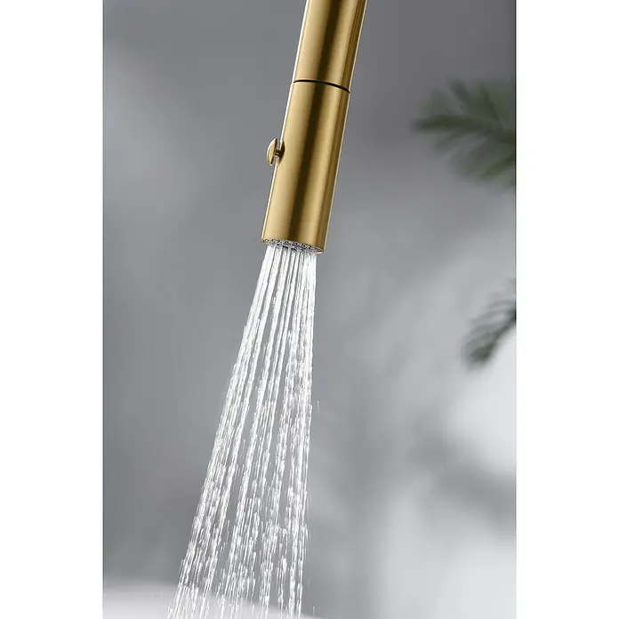 Imex Grifo de cocina extraíble Bonn - Oro - Primer plano de un grifo dorado expulsando agua en finos chorros, sobre un fondo neutro que resalta la textura suave.