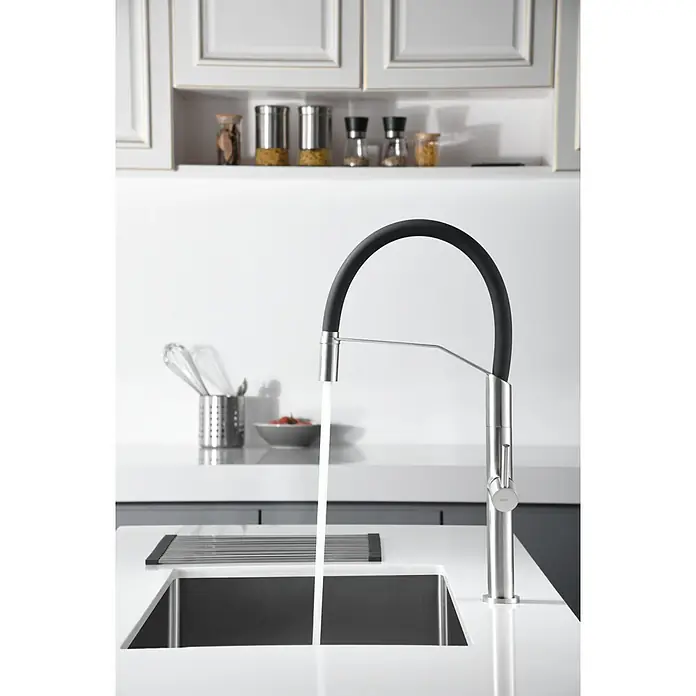 Imex Grifo de cocina flexible Deva - Negro/Cromo, Mate - Imagen de cocina moderna con un elegante grifo de acero inoxidable con un caño negro flexible sobre un fregadero.