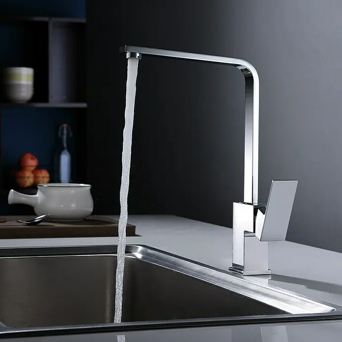 Imex Grifo de cocina Cox - Cromo, Brillante - Primer plano de un moderno grifo cromado con agua fluyendo hacia un fregadero de acero inoxidable. Diseño elegante mostrado.
