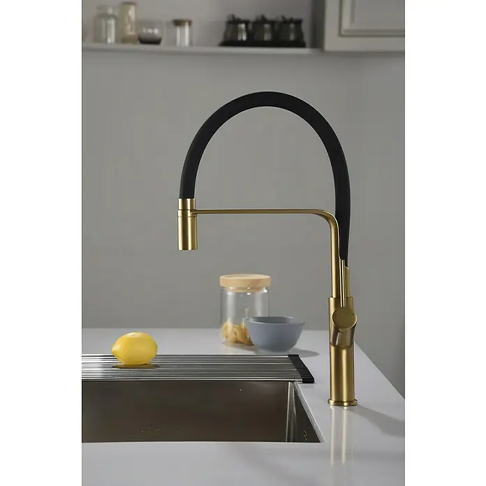 Imex Grifo de cocina flexible Sena - Oro/Negro - Elegante grifo de cocina dorado y negro que combina estilo y funcionalidad. Perfecto para cocinas modernas.